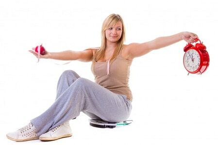 Духтаре, ки мехоҳад вазни худро салом диҳад, саломатӣ ва мувофиқи рего